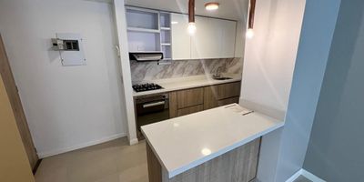 Apartamento en Envigado.

3 habitaciones, dos baños, balcón. Parqueadero y cuarto útil. Sin poniente y vista hacia naturaleza garantizada. tambein incluye puesto de carga para vehiculo en el parqueadero. El conjunto residencial tiene zonas verdes con sendero ecológico privado, piscina climatizada, sauna, turco, zona mascotas, zona BBQ, cancha múltiple, salón social, juegos infantiles y gimnasio. Sector Cumbres.