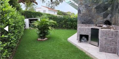 ¡Tu oasis campestre en Jamundí te espera! 
Casa moderna 
Lote de 300 m² con 150 m² construidos en un solo nivel.
 2 habitaciones, la principal muy amplia con salida directa a la zona verde.
 Sala – comedor con excelente iluminación natural. hermosos acabados
baño social,
️ Cocina integral de lujo.
 Hermosa zona verde privada.
Cocina BBQ completa exterior para disfrutar en familia y con amigos.



 $600.000.000
 Jamundí – Valle

 Vive rodeado de naturaleza y tranquilidad sin salir de la ciudad. ¡Agenda tu visita hoy mismo! La casa ofrece acabados modernos y un ambiente campestre único.

Dentro de la unidad cerrada encontrarás:
Lago natural
Cancha de tenis 
Piscinas para adultos y niños ‍♂️
Kiosco social
Parque para mascotas 
Juegos infantiles
Senderos ecológicos para caminar o montar en bicicleta ‍♀️
Vigilancia y seguridad 24/7
Un verdadero placer vivir aquí: aire fresco, tranquilidad, contacto con la naturaleza y todo el confort que mereces.