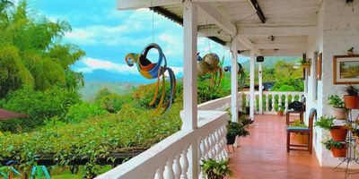 Finca en El Queremal – 3000m² de Naturaleza y Comodidad
Se vende hermosa finca familiar con 6 habitaciones amplias, sala-comedor, cocina con barra, 3 baños, terrazas, corredores y vista a la naturaleza. Ideal para descanso o eventos.
Cuenta con salón social, salón de juegos, pista de baile, piscina con terraza, casita de muñecas, pajarera y cocina campestre con fogón de leña.
Incluye lago, árboles frutales (naranja, limón, aguacate, guayaba, plátano) y apartamento para mayordomos.
? En parcelación, a solo 5 minutos del pueblo.
? Parqueadero para 8 carros.
? Se acepta permuta hasta el 30% del valor.
¡Perfecta para vivir, invertir o crear momentos inolvidables en familia!