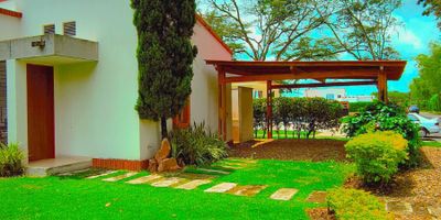 Casa campestre en venta – La Morada, Jamundí (estrato 4).
Lote de 549 m² y 208 m² construidos en un solo nivel.
Cuenta con 4 habitaciones (incluye servicio), 4 baños, cocina integral, sala-comedor, amplios espacios iluminados y ventilados.
Destaca su piscina privada, perfecta para disfrutar en familia, junto a una excelente zona verde.
Parqueadero cubierto para 2 vehículos.
El conjunto ofrece tranquilidad, exclusividad y un entorno natural ideal para quienes buscan confort y privacidad.
? Año de construcción: 2013
? Valor: $960.000.000 negociables
? Administración: $360.000

¡Una opción increíble para vivir rodeado de naturaleza y confort en Jamundí!