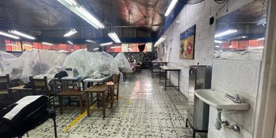 Se arrienda amplia bodega de 439 m2, ubicada en el sector Industriales, barrio Colombia, en un edificio comercial en cuarto piso. Este espacio se encuentra rodeado de bodegas y empresas, en pleno corazon del sector comercial e industrial de la ciudad. La bodega cuenta con 6 banos, mesanini, cuanta con cocina y cocineta para los empleados. Ademas de un comodo cafetin con bano incluido. Dispone tambien de una zona interna adicional ideal para almacenamiento o produccion, energia trifasica, cuarto util y 2 parqueaderos. Con seguridad 24 horas y excelente acceso vehicular, es el lugar perfecto para empresas que buscan funcionalidad, ubicacion estrategica y un entorno empresarial consolidado. El canon  de arrendamiento es mas IVA  y el valor de administracion no esta incluida. Esta bodega esta ubicada a 3 min de la estacion industriales