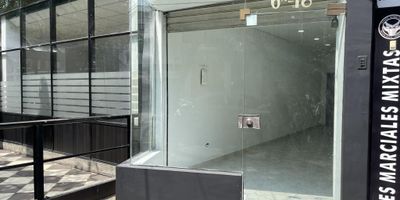 Alquilo local comercial con fachada en vidrio ubicado en Santa Monica Residencial, el local consta de un area de 30mts2 el cual cuenta con cortina metálica de seguridad, un baño, piso en cerámica, iluminacion natural y bahía de parqueadero, en zona comercial de alto trafico y vecino de restaurantes, entidades financieras y super mercados, el local cuenta con Uso de suelo comercial; Para mayor información comunicarse con Santiago Vargas al (3133975683) celular tres trece, tres noventa y siete, cincuenta y seis, ochenta y tres.