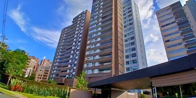 Arriendo apartamento en envigado sector loma del chocho. Cuenta con un área de 95 m2, sala comedor, 3 alcobas con Vestier y baño en la principal, baño social, cocina integral abierta tipo americano, cuarto útil, zona de ropas, balcón y parqueaderos cubiertos. Conjunto cerrado con ascensor y zonas sociales que incluyen piscina, gimnasio, salón social, parques infantiles, zonas verdes, vigilancia y portería 24 horas y circuito cerrado de TV. Inmueblesubicada en sector residencial, con fácil acceso y salida a vías principales, rutas de transporte público, cerca a centros comerciales, restaurantes, colegios y gran variedad de servicios complementarios de la zona.