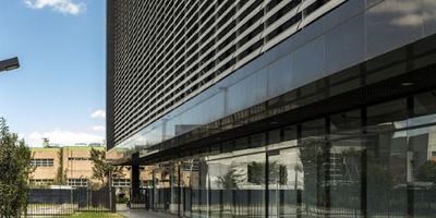 Oficina en tercer piso, espacio abierto, tres parqueaderos privados. el edificio cuenta con dos salas de reuniones. zona social en la terraza con área de microondas, quinientos parqueaderos para visitantes, doscientos veintisiete bicicletero, zonas de baños con duchas. Oficina cerca a estaciones de Transmilenio, cerca a zonas industriales, ciudad salitre, zona corporativas. Cómodas vías de acceso.