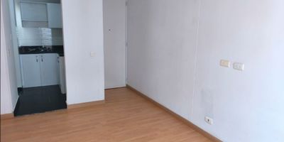 El lugar donde comienza tu nueva historia

Hay espacios que invitan a soñar, donde la tranquilidad y el confort se combinan para crear el hogar perfecto. Este apartamento ofrece justo eso: un entorno armonioso, lleno de luz y con una sensación de bienestar que te acompaña en cada rincón.

Libre de todo gravamen y con título listo para escriturar, es una excelente oportunidad para quienes desean invertir en su futuro con seguridad y confianza. Se reciben todos los bancos, porque queremos que hacer realidad tu sueño de vivienda sea sencillo y posible.

Ven a conocerlo y siente la energía de un lugar pensado para disfrutar en familia, compartir momentos especiales y vivir con plenitud. Este puede ser el espacio donde empiece una nueva etapa en tu vida.

H1.
