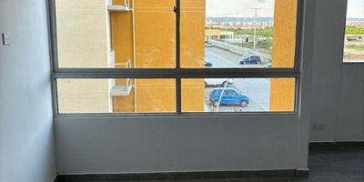 Apartamento en arriendo en la ciudad de Barranquilla ubicado en el sector de Caribe Verde, en un edificio con vigilancia privada las 24 Horas y zonas sociales de entretenimiento, piscina, canchas deportivas, zona infantil, salón comunal, el edificio cuenta con 5 pisos, el apartamento se encuentra ubicado en el piso 3, con un área aproximada de 45 mt2, distribuidos en 2 habitaciones, 2 baños, la habitación principal cuenta con baños interno, sala-comedor, cocina tradicional y zona de labores, buena distribución en sus áreas con buenos y modernos acabados, es fresco y acogedor, su entorno es tranquilo, residencial con cómodas vías de acceso y facilidad al transporte publico cercano, sobre el sector puede encontrar, parques, colegios y supermercados.