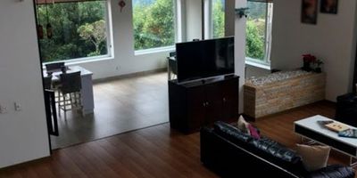 Casa finca, amplias zonas verdes, alarma, sistema de calefacción y climatizado. Camino interno, puerta inteligente de acceso, sistema de iluminación LED, macetero propio de aguas. Iluminación panorámica, excelentes diseños, acabados y espacios modernos. Casa adicional con sala comedor, chimenea, estudio, biblioteca, baño, patio interior, zona de ropa, alcoba con baño y vestier