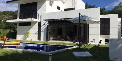 Espectacular casa campestre en la zona de Anapoima,  recién construida, dotada con camas en mampostería. Habitaciones con aire acondicionado y ventilador, tanques de reserva. Rodeada de arboles frutales.