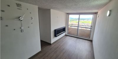 ¡Estilo y amplitud al pie del Aeropuerto El Dorado! Se arrienda un magnífico apartamento en el conjunto Mirador de Fontibón, ubicado estratégicamente en el piso 12. Este hogar es la definición de espacio y belleza interior, ideal para personas que buscan comodidad y excelente conectividad. Disfruta de sus generosos espacios: tres habitaciones luminosas, dos baños completos, una espectacular cocina integral y un práctico balcón donde podrás disfrutar del aire fresco. Su ubicación es ideal para quienes valoran la cercanía al Aeropuerto El Dorado y las principales vías. ¡Un apartamento amplio y con acabados de primera te espera para que empieces a vivir la vida que mereces en Fontibón! Llama y agenda tu visita hoy mismo. CÓD. 
