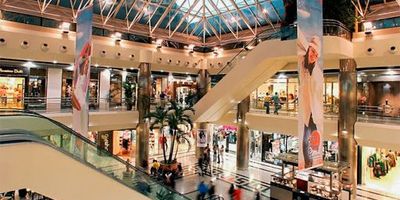 Local bien ubicado dentro de centro comercial, sector apetecido para comercio y gran trafico de personas, con uso de suelo comercial. cómodas vías de acceso.