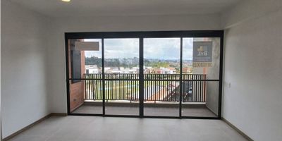Te presentamos este hermoso apartamento ubicado en la ciudad de Rionegro, Antioquia. Con una construcción de 57 M2, este inmueble cuenta con 2 acogedoras alcobas y 2 baños completos, ideal para una familia pequeña o una pareja que desee vivir en una zona tranquila y residencial.

Al ingresar al apartamento, te recibe una luminosa área social con suelos de cerámica o mármol, que te lleva al balcón con vista panorámica hacia los alrededores de la ciudad. La cocina tipo americano, con barra estilo americano, está completamente equipada con armarios empotrados y extractor, perfecta para preparar deliciosos platillos. Además, cuenta con acceso directo a la zona de lavandería, equipada con calentador y clósets para almacenamiento.

La propiedad cuenta con una excelente ubicación exterior, con acceso pavimentado y cercano a centros comerciales, colegios y universidades. La urbanización cerrada ofrece seguridad y tranquilidad para ti y tu familia, con portería y recepción, vigilancia y parqueadero de visitantes. Además, tendrás acceso a zonas deportivas y áreas verdes para disfrutar de actividades al aire libre.

El apartamento incluye 1 garaje para tu comodidad, así como también bahías de parqueo disponibles para tus visitas. La zona residencial cuenta con servicios de gas domiciliario, electricidad y agua. También encontrarás un gimnasio en la urbanización para mantener tu estilo de vida activo y saludable.

Desde su ubicación estratégica, podrás disfrutar de la cercanía a parques y jardines, así como a una variedad de restaurantes y tiendas de barrio. La luz del sol te acompañará durante la mañana y la tarde, iluminando cada rincón del apartamento.

Además, el edificio cuenta con un ascensor para facilitar tu movilidad en las diferentes áreas. No tendrás que preocuparte por llevar la basura lejos, ya que cuenta con un sistema de shut de basura en cada piso.

¡No pierdas esta oportunidad de vivir en un espacio cómodo, seguro y en una
