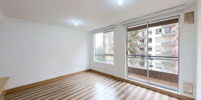 Este apartamento de 56 m² es de esos que conquistan sin esfuerzo. Espacios modernos, luz natural todo el día, acabados de revista y una atmósfera que se siente cálida, elegante y lista para disfrutarse. Cada rincón está tan bien pensado que provoca mudarse hoy mismo.

CARACTERÍSTICAS DEL INMUEBLE
Área 56 m² // 3 habitaciones // 2 baños // Parqueadero propio // Balcón // Doble ventana // Cocina integral con barra tipo americano // Zona de lavado independiente // Calentador // Clósets empotrados // Baño en la alcoba principal // Piso con diseño único // Baños con división en vidrio
