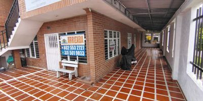 Se ofrece en alquiler un excelente local esquinero con un área total de 72 m², ideal para uso comercial o mixto (comercial y/o residencial). Ubicado en la Carrera 23, número 61-02, en el barrio Nueva Floresta, este inmueble en primer piso cuenta con las siguientes características: Distribución: Sala-comedor, cuatro (4) habitaciones, cocina sencilla con servicio de gas natural, baño social, baño principal con ducha, y zona de oficios. Acabados: Piso en baldosa. Exterior: Antejardín y amplio patio frontal de 50 m² con capacidad para estacionar hasta cuatro (4) vehículos medianos. El local cuenta con espacio para estacionamiento de aproximadamente cuatro (4) vehículos medianos en el patio. Este inmueble es ideal para oficinas, consultorios, showroom o punto de venta con área de exhibición en el patio. Canon de arrendamiento: $3.000.000 COP mensuales. Puerta de seguridad y ventanas con protección. El arrendatario será responsable del mantenimiento de las áreas comunes. Para mayor información, favor comunicarse al 3155019033.