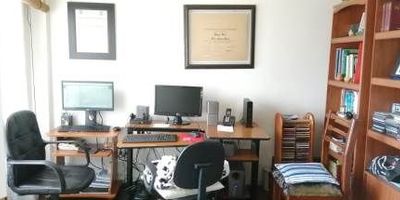 Casa amplia con muy buena iluminación natural, cuenta 3 medios niveles, 4 alcobas, 4 clóset, 3 baños, sala, comedor, cocina integral, pisos en madera lacada, patio, calentador a gas, terraza, garaje y parqueadero descubierto, espacio  muy acogedor, cerca a vía principal, supermercados y transporte público.
