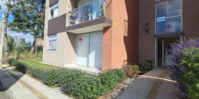 Apartamento en arriendo en Rionegro, cerca a la universidad catolica de oriente, es la oportunidad que estabas esperando! Ubicado en una zona estrategica, cerca de supermercados, colegios, transporte publico y con facil acceso a las principales vias de la ciudad, combina comodidad, funcionalidad y tranquilidad, ademas que esta en una zona campestre. Cuenta con espacios amplios, excelente iluminacion natural y un diseno moderno que te hara sentir en casa desde el primer momento, cuenta con parqueadero privado descubierto. No dejes pasar esta oportunidad unica de vivir en una ubicacion privilegiada! Que esperas para contactarnos? Estamos listos para ayudarte a encontrar tu nuevo hogar