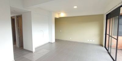 APARTAMENTO EN ARRIENDO. Este moderno apartamento cuenta con un área de 90 m2, 3 habitaciones amplias, 3 baños, cocina integral dotada, sala comedor amplia, balcón amplio con excelentes vistas a espacios verdes, 1 parqueadero cubierto y 1 cuarto útil. 
¡no pierdas esta gran oportunidad de vivir en un ambiente agradable en el municipio de Rionegro!
código: 893-4238