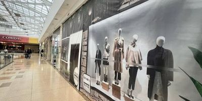 El local se encuentra en el Centro Comercial Santafé, al norte de Bogotá, una zona de alta valorización y gran afluencia de público. Su ubicación estratégica sobre la Autopista Norte y la Calle 183 lo conecta con sectores residenciales como Colina Campestre y San José de Bavaria. Rodeado de reconocidas marcas, restaurantes y zonas de entretenimiento, ofrece un entorno comercial moderno, seguro y con excelente visibilidad, ideal para negocios que buscan posicionamiento y alto tráfico de clientes. 