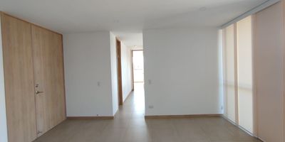 Se arrienda apartamento en el municipio de Rionegro, sector Barro Blanco, dentro de la exclusiva unidad cerrada Forest, un lugar ideal para disfrutar de tranquilidad y comodidad. El inmueble cuenta con una ubicacion estrategica, con acceso directo a la via principal hacia el Aeropuerto Internacional Jose Maria Cordova y a la via que conduce al Tunel de Oriente, lo que garantiza excelente movilidad hacia Medellin y el oriente antioqueno. Ademas, se encuentra rodeado de todo lo necesario para tu dia a dia, ya que a pocos minutos tendras supermercados, colegios y hospitales. La unidad cerrada ofrece seguridad, zonas comunes disenadas para el disfrute de toda la familia y un entorno natural que brinda frescura y bienestar. Un espacio perfecto para quienes buscan vivir en un lugar moderno, bien ubicado y con calidad de vida.