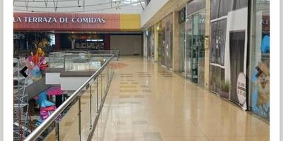 El local se encuentra en el Centro Comercial Santafé, al norte de Bogotá, una zona de alta valorización y gran afluencia de público. Su ubicación estratégica sobre la Autopista Norte y la Calle 183 lo conecta con sectores residenciales como Colina Campestre y San José de Bavaria. Rodeado de reconocidas marcas, restaurantes y zonas de entretenimiento, ofrece un entorno comercial moderno, seguro y con excelente visibilidad, ideal para negocios que buscan posicionamiento y alto tráfico de clientes. 