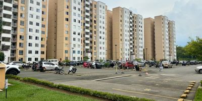 ¡Vive con tranquilidad y confort!
Hermoso apartamento en primer piso, dentro de un conjunto cerrado con excelente seguridad y zonas comunes, como 
piscina, salón social, zona infantil y amplias áreas verdes. El Apartamento Cuenta con 3 habitaciones con clóset, 2 baños, cocina integral y salón de sala y comedor.
Ubicado cerca de vías principales, el hospital del municipio y centros comerciales, ofrece una vida cómoda y práctica en un entorno seguro.
¡Aprovecha esta oportunidad y agenda tu visita hoy mismo!