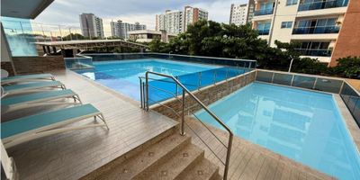 ? Se Vende Apartamento – Edificio Club Tower, Villa Campestre (Barranquilla)

? Ubicación: Villa Campestre, Barranquilla
?️ Precio de venta: $550.000.000 COP
?️ Estrato: 4
? Piso alto – Lado sombra
? Libre de gravámenes – listo para traspaso inmediato

Este elegante y moderno apartamento ofrece una espectacular vista panorámica a la Ciénaga de Mallorquín, ideal para quienes buscan confort, exclusividad y una excelente ubicación.

✨ Características del inmueble
    •    Área construida: 118 m²
    •    3 amplias alcobas, cada una con baño privado
    •    Baño social adicional
    •    Sala–comedor con excelente iluminación natural
    •    Estudio u oficina
    •    Cocina integral equipada
    •    Zona de labores independiente
    •    Cuarto y baño de servicio
    •    Balcón con vista abierta a la Ciénaga
    •    2 parqueaderos privados en línea
    •    1 depósito

? Administración: $536.000
? Predial anual: $1.250.000 aprox.

⸻

? Amenidades del edificio

El Edificio Club Tower es una torre residencial con completas zonas sociales:
    •    Piscina para adultos y niños
    •    Cancha de tenis, squash, fútbol sintético y baloncesto
    •    Baño turco
    •    Salón social
    •    Portería tipo lobby con seguridad 24 horas
