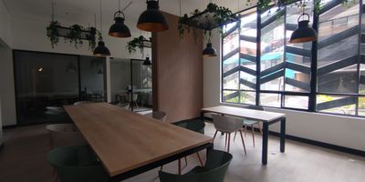 Se arrienda acogedor apartamento AMOBLADO de 40 metros cuadrados, ubicado en el exclusivo y tranquilo sector de Santa Barbara Oriental, en la localidad de Usaquen, al norte de Bogota. Este moderno inmueble se encuentra en el Edificio Atico 123, una copropiedad nueva que ofrece diseno contemporaneo, excelente seguridad y la mejor tecnologia en sistemas de acceso y servicios inteligentes. El apartamento cuenta con dos alcobas amplias y bien iluminadas, un bano moderno, una acogedora sala-comedor con excelente distribucion del espacio, zona de ropas independiente y cocina integral completamente equipada, ideal para quienes buscan comodidad y funcionalidad. Ademas, dispone de un parqueadero cubierto, garantizando seguridad y conveniencia.
Ubicado en una zona residencial y empresarial de alta valorizacion, este inmueble ofrece un entorno tranquilo, seguro y con una ubicacion estrategica. Se encuentra cerca del supermercado Exito, tiendas Oxxo, bancos como Bancolombia y Banco de Bogota.