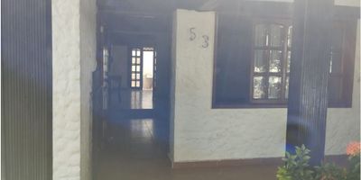 Venta de Casa cod:  9615FR235 en Urbanizacion Venecia barrio Manga,  La unidad cuenta con porteria 24 horas, zonas verdes e infantil;  Casa de dos pisos;   con terraza  y jardin, sala, comedor,  baño social,  cocina integral amplia, garage interno, patio, zona de labores y cuarto de servicio; En el segundo piso con tres alcobas, la alcoba principal con closet y  y baño,  dos alcobas contiguas con closet y baño auxilar,  y sala de estar amplia. Esta unidad esta cerca de zonas de recreacion, centros comerciales colegios y centro historico de la cuidad y turisticas y cultural,  centros comerciales colegios y centro historico de la ciudad con sitios turisticos y cultural cercanos  como el castillo de san felipe, fuerte de san sabastian del pastelillo, el muelle del barrio manga  para realizar deportes y recreacion.
