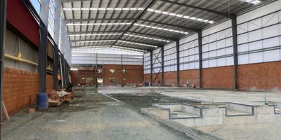 Bodega de gran formato ubicada en una de las zonas industriales más importantes de Yumbo, con excelente conectividad hacia la vía Cali–Yumbo y los principales corredores logísticos del Valle. Su entorno es seguro, empresarial y diseñado para la operación constante de vehículos de carga. La propiedad está para estrenar, fecha de entrega estimada para el 30 de noviembre, ideal para empresas que requieren disponibilidad rápida y una infraestructura robusta.

características generales
Área de bodega: 2.600 m² aprox // Área de oficinas y servicios: 400 m² aprox // Patio de maniobras: 1.200 m² aprox // Muelles: 3 deprimidos // Ingreso a nivel: 1 acceso bajo techo // Altura útil: 12 m // Altura máxima: 15 m // Resistencia de piso: 7 ton/m² // Ubicación privilegiada sobre vía principal // Cercanía al Aeropuerto Internacional Alfonso Bonilla Aragón // Accesos estratégicos a puertos del Pacífico // Ideal para logística, manufactura y operaciones de comercio exterior // Entrega antes de finalizar el año
