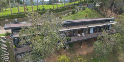 Casa campestre en exclusiva parcelación en el Retiro Antioquia a 10 minutos del parque y tan solo 30 minutos de Medellin, cuenta con 3 alcobas mas servicio, 5 baños, 2 salas de estar, cocina abierta tipo isla, sala-comedor, zona de ropas, parqueaderoo doble cubierto,jardin interior, amplia zona verde

Zonas comunes: senderos ecologicos, guarderia  de mascotas, senderos, pesebreras con puerta caballar, gimnasio, canchas multifuncionales, salón social, turco, sauna y jacuzzi.

seguridad: porteria con vigilancia las 24 horas  y centro de monitoreo. 
