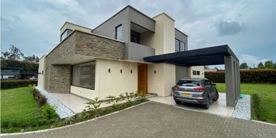 En el sector de Llanogrande, encontramos una casa campestre en una exclusiva parcelación. Cuenta con una excelente zona verde y una gran iluminación natural. La propiedad dispone de 4 habitaciones más una de servicio, cuarto de herramientas, zona de lavado independiente, un amplio deck, sala de TV, un espacio adecuado para biblioteca y acabados increíbles. Todo para estrenar.

 

 
