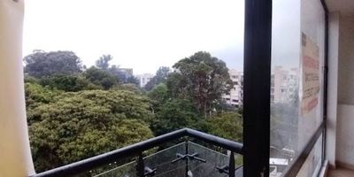 Se arrienda acogedor apartaestudio con excelente distribución, cuenta con 1 habitación independiente, sala comedor, 2 baños cabinados, cocina semi - integral, zona de ropas y ventanal que brinda gran iluminación natural. Además, dispone de depósito y parqueadero cubierto. Ubicado en sector estratégico, cerca de Éxito, Universidad El Bosque y Avenida Calle 127, con fácil acceso a transporte y servicios.
