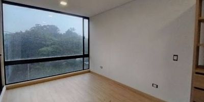 Se arrienda acogedor apartaestudio con excelente distribución, cuenta con 1 habitación independiente, sala comedor, estudio, 2 baños cabinados, cocina integral, zona de ropas y balcón con ventanal que brinda gran iluminación natural. Además, dispone de depósito y parqueadero cubierto. Ubicado en sector estratégico, cerca de Éxito, Universidad El Bosque y Avenida Calle 127, con fácil acceso a transporte y servicios.