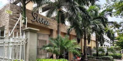 Apartamento en venta en Conjunto Siena – Miramar, Barranquilla

Vive con comodidad y exclusividad en el Conjunto Residencial Siena, ubicado en el sector de Miramar, una de las zonas de mayor desarrollo y valorización del norte de Barranquilla. Este apartamento en venta de 64 m², ubicado en el primer piso de la Torre 3, combina diseño moderno, espacios bien distribuidos y excelente ubicación.


El inmueble ofrece una distribución funcional y acabados de alta calidad, ideal para familias o inversionistas que buscan confort y rentabilidad.

Características del apartamento:


 
 Área construida: 64 m²
 
 
 2 habitaciones amplias
 
 
 2 baños modernos
 
 
 Sala-comedor con excelente iluminación
 
 
 Cocina integral equipada
 
 
 Estudio
 
 
 Zona de lavandería
 
 
 Pisos en cerámica
 
 
 Remodelado recientemente
 
 
 Parqueadero propio cubierto (dos cupos: 268 y 609)
 
 
 Piso: 1
 
 
 Estrato 4
 
 
 Antigüedad: 5 años
 



El conjunto Siena ofrece una completa zona social para disfrutar en familia:


 
 Piscinas para adultos y niños
 
 
 Cancha deportiva
 
 
 Parque infantil
 
 
 Sauna y gimnasio completamente dotado
 
 
 Salones comunales y teatrino
 
 
 Ascensor
 
 
 Vigilancia privada 24 horas
 


Ubicado estratégicamente cerca del Centro Comercial Miramar, Almacenes Olímpica y paraderos del Transmetro, con excelentes vías de acceso como la Transversal 44 y la Calle 104.


Precio de venta: $348.000.000 COP

Este apartamento es la opción ideal para quienes buscan vivir o invertir en una zona tranquila, moderna y con alta valorización en Barranquilla.
? Contáctanos para agendar una visita y conocer tu nuevo hogar en el Conjunto Siena, Miramar.
