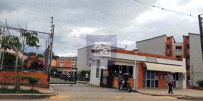 cod 4142 se arrienda apartamento en piedecuesta, 2 alcobas con closet, alcoba principal con baño, sala comedor, cocina integral, 1 baño auxiliar, hall estudio, instalacion lavadora, zona ropas, techo en placa, piso en ceramica, citofono, salon social, canchas, piscinas, gimnasio, zona juegos, vigilancia, parqueadero comunal, valor admon ($110.000) a la fecha, pendiente definir con la administracion del conjunto.