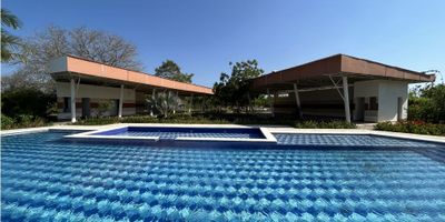 CODIGO 9615FR455 : Terreno de 500 m2 en condominio cerrado con vigilancia permanente y areas recreacionales como piscinas para adultos y niños, lagos, parques, club house y playa artificial, con facilidades para contruir casa de uno o dos pisos de hasta 205 m2 habitables, con todas las comodidades y el comfort de una casa campestre cerca del mar.
