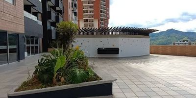 ¡Apartamento para estrenar en Sabaneta  Piso 19!. Vive en las alturas con una vista espectacular y todas las comodidades que necesitas. Se arrienda moderno apartamento para estrenar en una exclusiva unidad residencial en el sector de Sabaneta. Área 115 m. Piso 19. Habitaciones 3 2 con clóset, 1 con vestier y baño privado.  Baños 2.  Balcón en sala-comedor, mini balcón en habitación principal. Cocina integral con red de gas. Zona de ropas con calentador. Parqueadero privado   cuarto útil. Administración $370.000. Excelente ubicación cerca de transporte público, colegios, centros comerciales y zonas verdes. Contáctanos para agendar tu visita y conocer tu nuevo hogar.