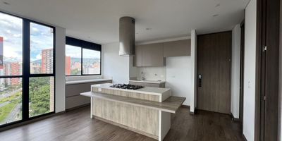 Apartamento en arriendo en unidad cerrada cerca a centros comerciales, restaurantes, parques, hoteles, rutas de transporte público y servicios complementarios del sector. Piso en madera, sala comedor, estudio, 2 alcobas con vestier y baño en la principal, baño social, cocina integral abierta tipo americano, zona de ropas, balcón, útil y parqueaderos paralelos cubiertos . Conjunto cerrado con ascensor, piscina, gimnasio, salón social, zonas verdes, vigilancia y portería 24 horas y circuito cerrado de TV.inmuebles sujetos a verificacion de disponibilidad
