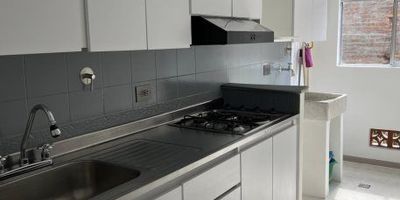 ARRIENDO APARTAMENTO EN ENVIGADO SECTOR CAMINO VERDE CUENTA CON , 3habitaciones ,2 baños , sala comedor , cocina integral , parqueadero, con rutas de transporte muy amplias , supermercados , universidad de envigado a 2 cuadras , iglesias