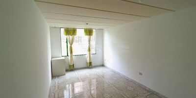 Atos Inmobiliaria vende hermoso apartamento en el sector La Florida, Tunja. El inmueble cuenta con tres habitaciones, dos baños, cocina integral remodelada y una amplia sala-comedor. Se encuentra en un conjunto residencial que ofrece salón social, parque infantil y zona BBQ, ideal para disfrutar en familia. La Florida es un sector tranquilo, con fácil acceso a transporte público y vías principales, cerca de colegios, supermercados y zonas verdes. ¡No esperes más, contáctanos y agenda tu cita con Atos Inmobiliaria!