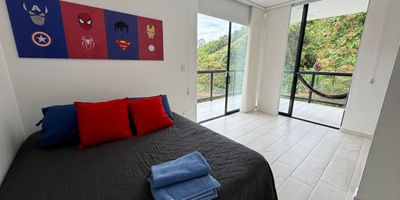 ¡Descubre el equilibrio perfecto entre naturaleza, confort y rentabilidad!
Ubicada en la hermosa vereda Llanitos, esta exclusiva casa finca de tres niveles combina el encanto del campo con el lujo de los espacios modernos. Rodeada de paisajes verdes y aire puro, la propiedad cuenta con una piscina privada y un área de glamping completamente equipada, ideal para disfrutar o generar ingresos con turismo rural de alto valor.

La casa principal se destaca por su arquitectura amplia y luminosa, con terrazas panorámicas, zonas sociales integradas y acabados que transmiten calidez y elegancia.
Cada rincón fue diseñado para disfrutar la vida al aire libre: amplios jardines, zona BBQ, senderos naturales y vistas inigualables al entorno montañoso.

Ya sea como residencia campestre, proyecto turístico o inversión vacacional, esta finca ofrece una experiencia única, donde el descanso, la naturaleza y el confort se encuentran en perfecta armonía.

? Vereda Llanitos – un refugio natural con excelent