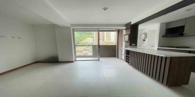 Codigo 29053. Apartamento en arriendo ubicada en Itagui sector Villa AventuraCaracterísticas: • 3 habitaciones (principal con baño privado y clóset) • 2 baños • Sala-comedor • Estar de alcobas • Zona de ropas • Cocina integral abierta con cubierta a gas, campana y mesón en mármol • Balcón • Parqueadero sencillo • Piso en porcelanato • Red de gas y servicios públicosDescripción: Vive con estilo y comodidad en este apartamento nuevo ubicado en unidad residencial, sector Villa Aventura, Itagüí. Su distribución moderna en un solo nivel aprovecha cada espacio, integrando una cocina abierta con acabados de lujo y un balcón ideal para disfrutar del aire fresco. El apartamento cuenta con una excelente iluminación natural, materiales de alta calidad y una ubicación estratégica cerca de zonas comerciales y vías principales.Ubicación privilegiada: – A pocos minutos del Centro de la Moda y la Avenida Guayabal – Fácil acceso a transporte público – Zona residencial tranquila y de alta valorizaciónZonas comunes: Portería 24 horas, lobby, coworking, parque infantil, zonas verdes, zona de mascotas y parqueadero de visitantes.Detalles adicionales: Propiedad nueva – piso 4 No se aceptan mascotas.