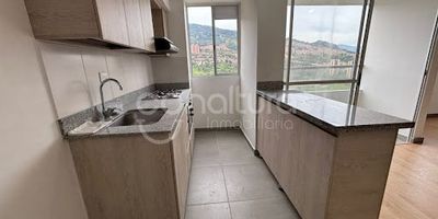 472-6108 Conaltura inmobiliaria ofrece apartamento en arriendo en Medellín sector Calazans. Descubre Faroverde, con amplios espacios, diseño moderno, una vista espectacular en un entorno tranquilo y seguro. Ubicado en conjunto cerrado con 2 ascensores, portería vigilancia 24 horas, shut de basuras, gimnasio, zona BBQ, salón social, shut de basuras, piscina adultos y niños, zonas verdes, transporte publico cercano. Cerca del mall Santa Ana, Carrera 80 y Av. Colombia.
