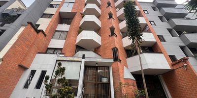 Apartamento en Laureles, a una cuadra de la Av. Nutibara y la UPB. Ubicado en edificio con ascensor y parqueadero privado. Espacios luminosos: sala-comedor, cocina funcional, habitaciones comodas y bano en excelente estado. Zona tranquila y estrategica, cerca de cafes, restaurantes, supermercados, universidades y transporte. Ideal para vivir o invertir, con excelente movilidad y vida urbana comoda. Que esperas para contactarnos? 
