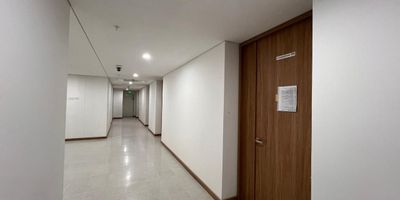 Consultorio odontologico en la Clinica Vitha, ideal para estrenar. Ubicado en torre medica con excelente acceso y ambiente profesional. Cuenta con area de recepcion comoda y consultorio independiente listo para adecuar equipos. Espacio funcional, moderno y con buena iluminacion. Perfecto para profesionales que buscan iniciar o expandir su practica en un entorno reconocido y estrategico. Que esperas para contactarnos?