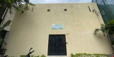 Esta bodega en venta/alquiler se encuentra en una excelente ubicación justo al lado del Parque de la Flora de la Calle 47, un lugar que ofrece gran diversidad de oportunidades de negocios, es una oportunidad ideal para aquellos que buscan amplios espacios para almacenar y desarrollar sus actividades comerciales. Tiene acceso a electricidad, lo que permite la utilización de maquinarias y la realización de trabajos que requieren energía eléctrica. en cuanto a sus características externas, esta bodega cuenta con un área de parqueadero para visitantes, lo que facilita el acceso a clientes y proveedores. La Altura de fachada es de 7mts, internamente tiene dos alturas, 6.50 la más baja y 7.50 la más alta. Esta bodega cuenta con mezanine en el segundo piso, 1 cuarto pequeño y baño  Para mayor información contáctenos a nuestros canales de atención.