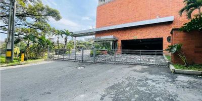 Este hermoso apartamento para alquiler se encuentra en excelente ubicación y conectividad con todas las facilidades y servicios que necesitas. Y cuenta con una construcción de 60, además de una zona privada de igual tamaño. En su interior, el apartamento cuenta con 2 amplias alcobas, perfectas para acomodar a toda tu familia o para usar como espacios adicionales como un estudio o sala de juegos. También encontrarás 2 baños completamente equipados, uno de ellos en la habitación principal para mayor comodidad y privacidad. PARQUEADERO Y CUARTO UTIL. La cocina está equipada con todo lo necesario para preparar tus comidas favoritas, y su distribución te permite aprovechar al máximo el espacio disponible. También cuenta con un balcón, ideal para relajarte y disfrutar de una vista panorámica de la ciudad.

El apartamento tiene todas las comodidades necesarias para una vida cómoda, como calentador de agua, clósets para almacenamiento, piso laminado de alta calidad y acceso a servicios como agua, electricidad y gas domiciliario. En cuanto a sus características externas, el inmueble cuenta con acceso pavimentado y ascensor para mayor comodidad. También podrás disfrutar de una amplia área social, una cancha de baloncesto, gimnasio y piscina para mantenerte activo y en forma. Además, gracias a su ubicación en una zona residencial, podrás disfrutar de un ambiente tranquilo y seguro, cercano a colegios y universidades de renombre. El acceso controlado y la vigilancia permanente te brindarán la tranquilidad y seguridad que necesitas para vivir en plenitud. Ven a conocer este espectacular apartamento y haz realidad tus sueños de vivir en un lugar cómodo, seguro y con todas las comodidades que necesitas. ¡No pierdas esta oportunidad! Contáctanos ahora mismo para programar una visita y conocer más sobre esta increíble propiedad. ¡Te esperamos!
