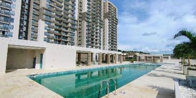 Apartamento nuevo para estrenar con excelentes acabados y distribución funcional, ubicado en moderno conjunto residencial que ofrece múltiples comodidades y zonas comunes. La propiedad cuenta con tres habitaciones amplias con excelente iluminación natural, sala comedor integrada con acceso a un amplio balcón con vista exterior, estudio ideal para trabajo en casa, cocina integral tipo americana con diseño contemporáneo, zona de ropas independiente y acabados de alta calidad. El edificio ofrece una completa zona social que incluye piscina, salón social para eventos, parque infantil, gimnasio completamente dotado, vigilancia 24 horas, lobby de recepción y parqueadero para residentes y visitantes. Este apartamento es ideal para familias que buscan confort, seguridad y una excelente ubicación cerca de vías principales, centros comerciales, colegios y servicios esenciales
