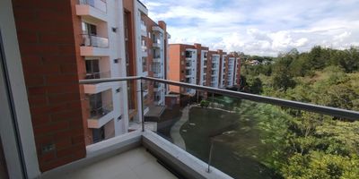 Vive en el corazon de San Antonio de Pereira! Apartamento en unidad cerrada con ubicacion privilegiada.

Caracteristicas:
- 2 habitaciones con closet para comodidad
- 2 banos para satisfacer tus necesidades
- Sala y comedor para disfrutar de momentos especiales
- Vista hacia zonas verdes para una vida mas relajada
- Tercer piso con acceso facil y seguro
- Parqueadero asignado para tu vehiculo
- Ubicacion estrategica:
- Transporte publico al frente
- Cerca al parque principal
- Gimnasios, farmacias, mall y colegios a la mano

Un apartamento ideal para vivir con comodidad y tranquilidad en un lugar centrico! Quieres conocer mas sobre esta propiedad? Contactanos!