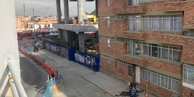 [VEN] ID HOUM: 160961

Edificio con 3 apartamentos independientes, cada uno con 3 habitaciones, 1 baño completo y medio baño. La casa tiene terraza. Está ubicada a medida cuadra diagonal a la estación 11 del metro, cercana a troncal de transmilenio, ubicada en la zona hospitalaria.

En Houm te ayudamos de forma fácil y segura. Los beneficios de comprar con nosotros:
    • Te ayudamos a conseguir financiamiento a través de una asesoría personalizada
    • Mediación y seguimiento de todo el proceso
    • Ponemos a tu disposición profesionales en notariado, registro y asesoría jurídica
¡Solo te preocupas de las firmas!
            
Si compras con nosotros, te brindamos asesoría personalizada durante todo el proceso.
        
Más que una inmobiliaria, somos Houm.
*Aplican T&C