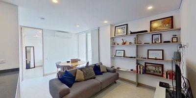 Venta de apartamento en venta de 55m2, con vista exterior, ubicado en un 5to piso (Torre A Apto 502), acceso por ascensor, parqueadero propio cubierto (157). Consta de 1 habitación, 2 baños, sala comedor, cocina integral y zona de lavandería. Tiene piso cerámico en todo el inmueble. El conjunto cuenta con vigilancia privada las 24 horas. Cerca a centro comercial Plaza Norte; cerca a colegio El Bosque; cerca a Instituto Universitario Técnico del Valle; Vías de acceso por la Avenida 3 Norte.